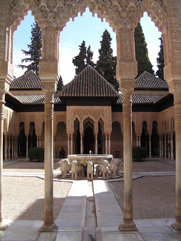 アルハンブラ宮殿にあるライオンの中庭。回廊の鍾乳石飾りが美しい