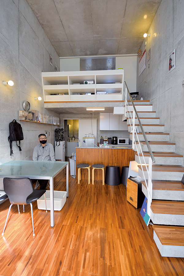 アートヴィラは１階にLDKと水回り、２階に個室がある。設計した當山さんは一室を借りて事務所として利用