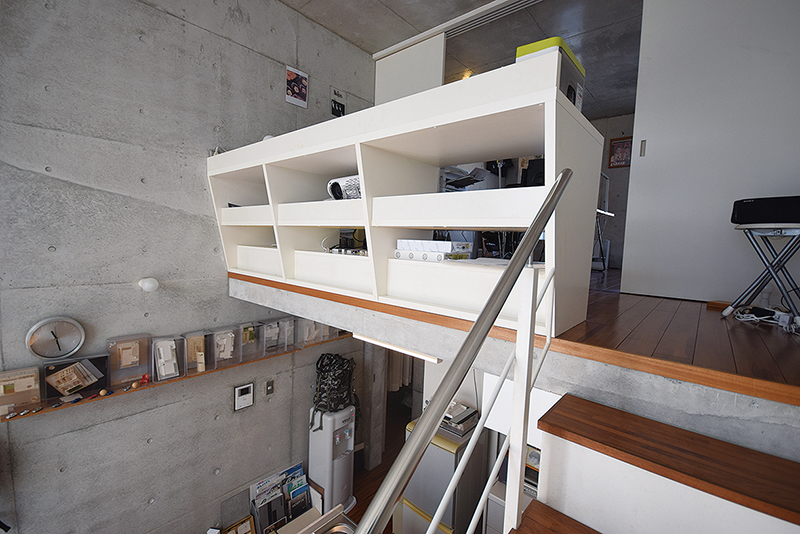 ２階の個室前にはデスクや収納など、多様に使える造り付けの家具が設置されている。當山さんはここにプロジェクターを設置し、１階でホームシアターを楽しむ