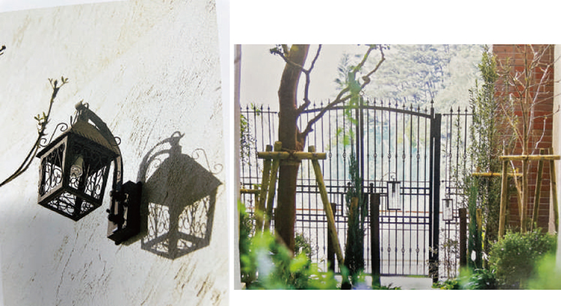 建物の奥から見たパティオ。階段の手すりや外灯＝左下写真、門扉＝右下写真＝などは、オリジナルのアルミ鋳物で作成したもの