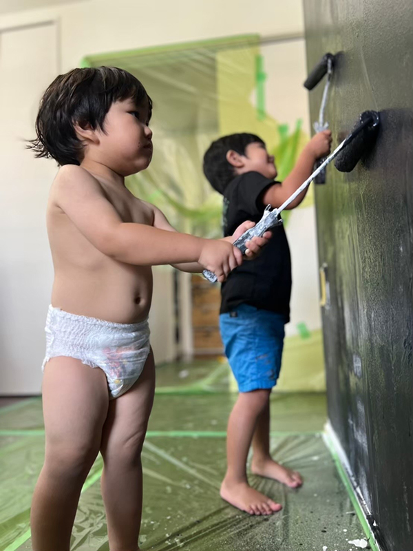壁塗りを楽しむ施主の子どもたち。しっくいペイント®︎は天然素材で作られているので安心して使用できる