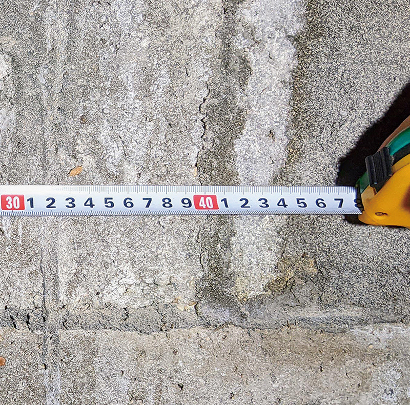 首里劇場で使われているコンクリートブロックの横寸法。日本産業規格は390ミリで許容誤差寸法が2ミリだが、ここでは16インチ（約406ミリ）であることが分かる