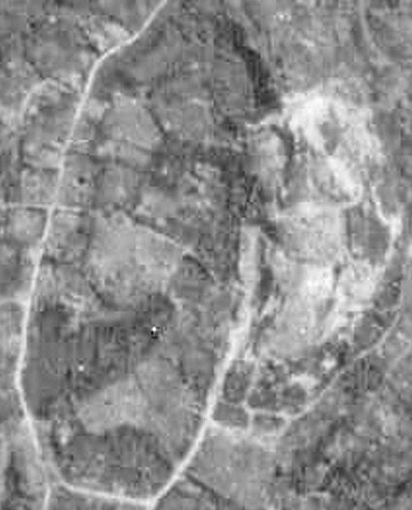 沖縄戦直後１９４５年１２月の写真。沖縄戦によって首里の街、首里城がことごとく破壊され、首里城敷地は城壁も壊れ真っ白な岩山となり、平地は樹木もなく爆弾の穴だらけだった。（写真・国土地理院）