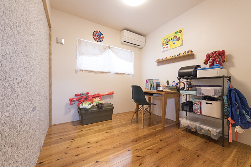 ４．１畳の子ども部屋。写真左の壁は取り外し可能で部屋を一つにできる。家族構成の変化にも対応した造りになっている