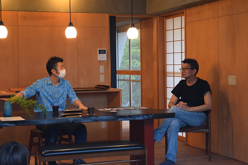 見学会では森田さん（左）と根路銘さんが「漆の質感と特徴」と題しセッション。参加者からは熱心に質問が寄せられた。
