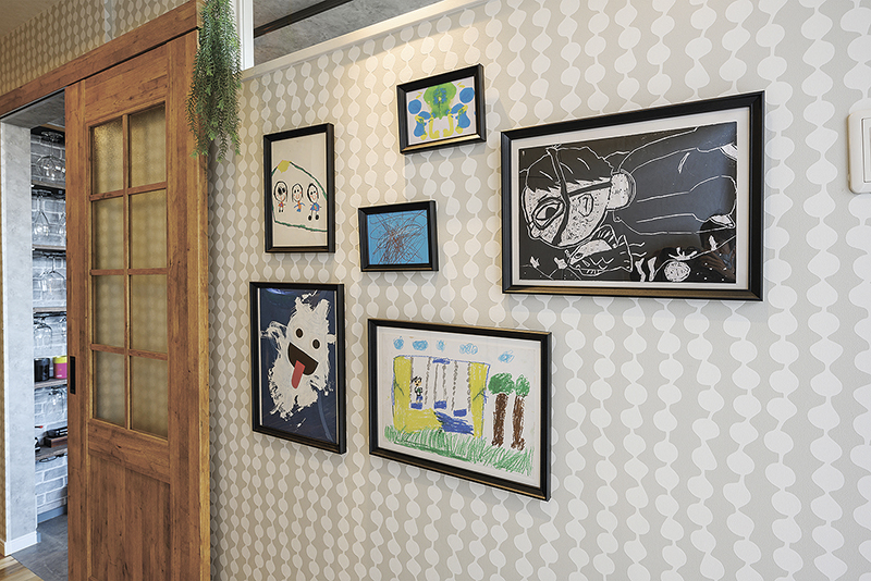 玄関にあるギャラリー。子どもたちの絵が飾られており、アットホームな印象。「お客さんの目につきやすいのでほめられることも多く、子どもたちの意欲につながっている」と吉川さん