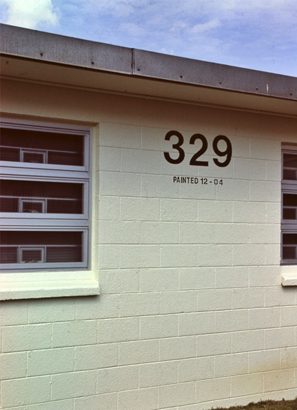 外壁に建物番号と塗装の日付がある米軍基地内の住宅。しっかり維持管理し長持ち