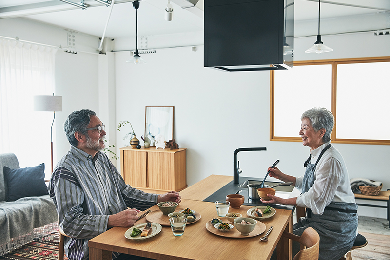 テーブルとシンクやコンロが一体となったキッチン「HIROMA」。調理から食事、片付けまで可能。座りながら作業ができ、足腰への負担を軽減する