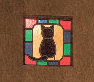 トイレのドアの明かり窓は、２匹の愛猫にそっくりな黒猫のステンドグラス［お住まい拝見＋］（株）建築設計同人匠才庵