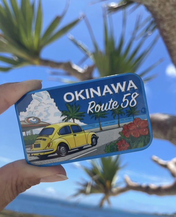 OKINAWAミント缶の「国道58号」。缶は７×４センチの手のひらに収まるサイズ。缶のふたの文字は凸面加工され浮き出ていて、こだわりを感じる
