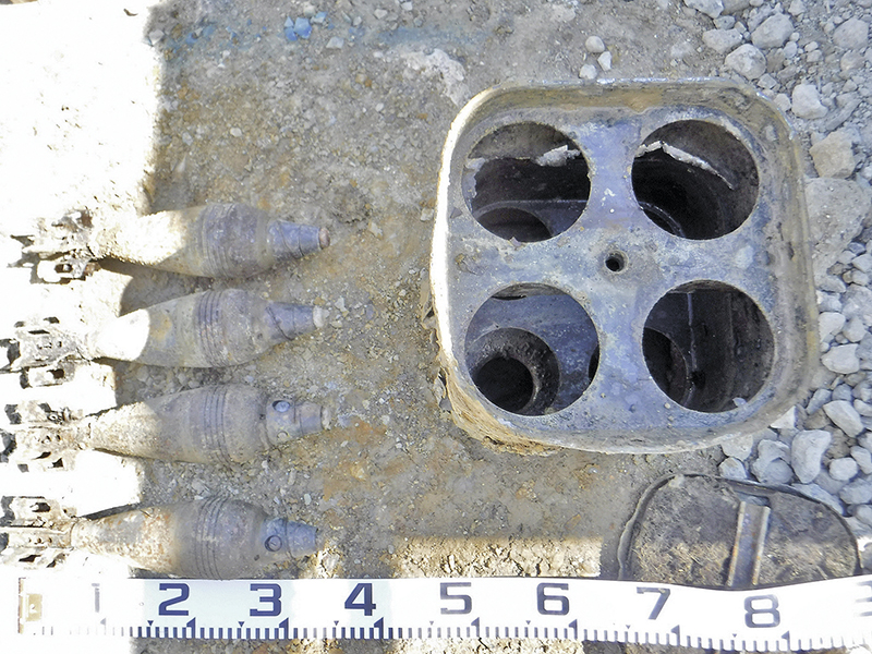 浦添市の建築現場から発見された不発弾。上は缶のようなものにまとめて入っていた81㍉迫撃砲弾、右は５㌅艦砲弾、下は手りゅう弾