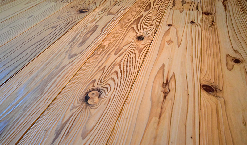 ）音響熟成®木材を使った「うづくり」の床。木目の凹凸が浮き出ているので、足触りが心地いいほか、滑りにくくもなっている