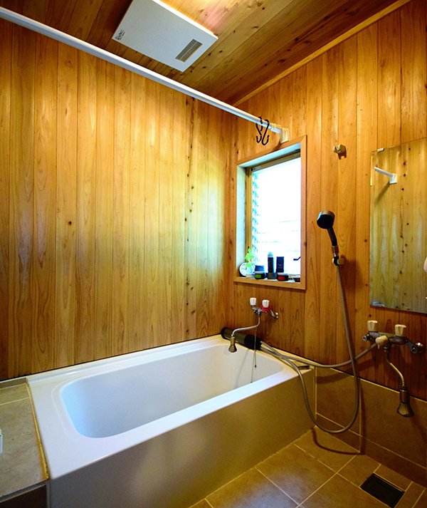 浴室。壁と天井に音響熟成®木材が使われている。「木の部分にはカビが生えないし、体の芯から疲れが取れる。毎日の楽しみです」と妻