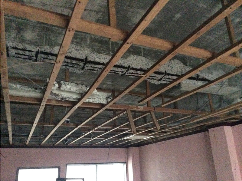 ３階の天井裏。スラブや梁（はり）に爆裂が発生している