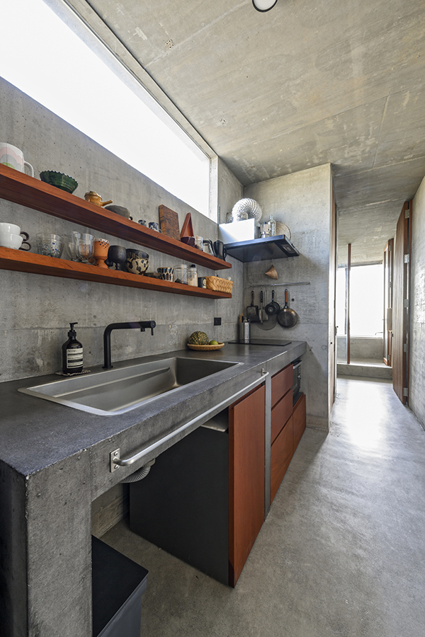 3階キッチン。コンクリート製のカウンターに真由美さんは「研磨したのでツルツルだし頑丈。熱い鍋もそのまま置ける」
