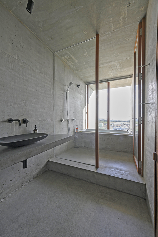 3階洗面室と浴室。浴室もコンクリートでまとめて作られているため「タイルの目地や継ぎ目のコーキングなどがなく、掃除がとてもラク」と山口さん