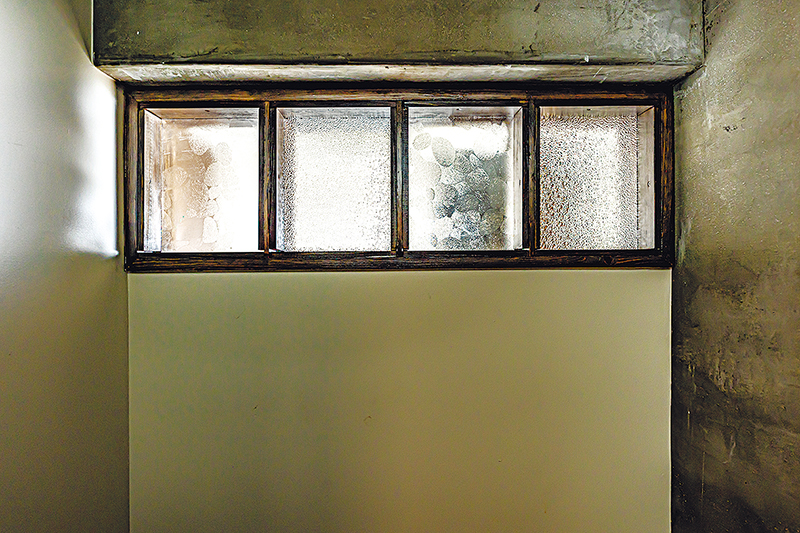 室内の小窓には古民家に使われていた窓ガラスを採用。４枚ともそれぞれ模様が違う