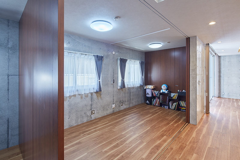 LDKの隣にある子ども室は、稼働式の壁で3部屋に仕切ることができる