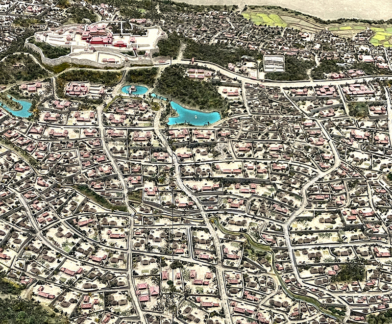 沖縄戦前の首里の模型写真。450年続いた琉球王朝時代の建物や住宅などの社会資本が蓄積され、歴史的景観のある街だった（提供／首里城公園）