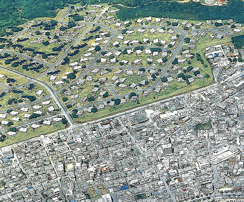 沖縄戦後の宜野湾市の様子。復興時、良好な土地が基地に取られ、街に不向きな低地や丘陵地にインフラ整備もなく街ができた（提供／ふるさと飛行）