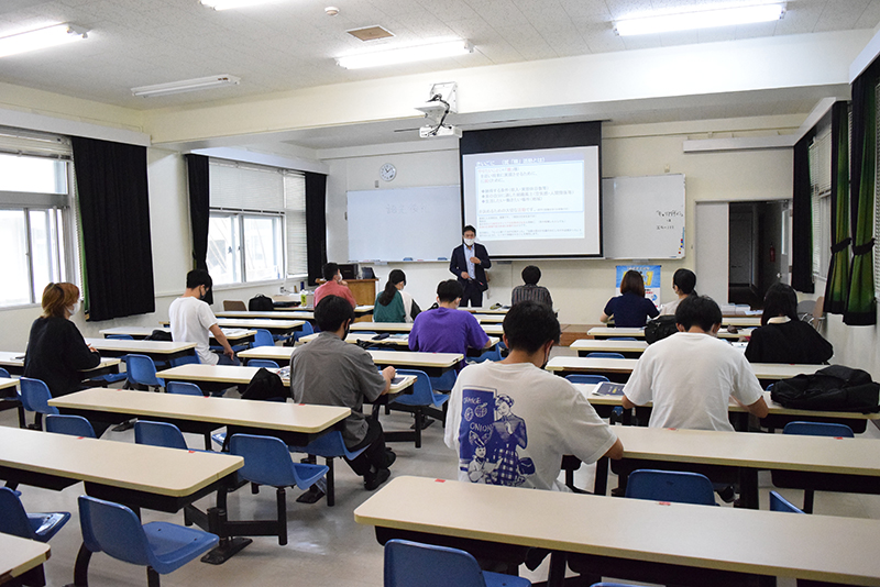建築士などの資格取得をサポートする総合資格学院沖縄校（江崎功学校長）は琉球大学で６月２６日、建築系学生向けの就職相談会を開いた