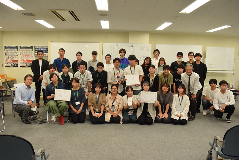 コンペに参加した学生と審査委員