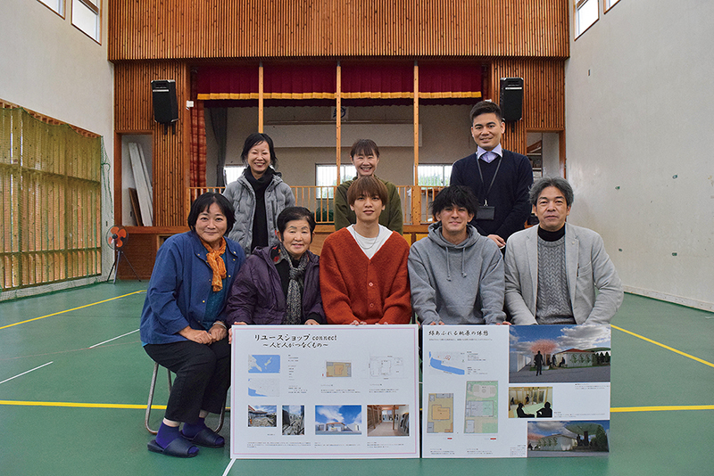 IDAの宮里侑さん（前列中央）、長堂龍音さん（右から２人目）と島しょ地域の自治会会長、うるま市役所職員